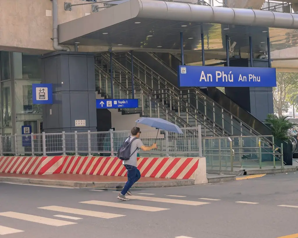 Pedestrian crossing outside the entrance to An Phú station on Metro Line 1